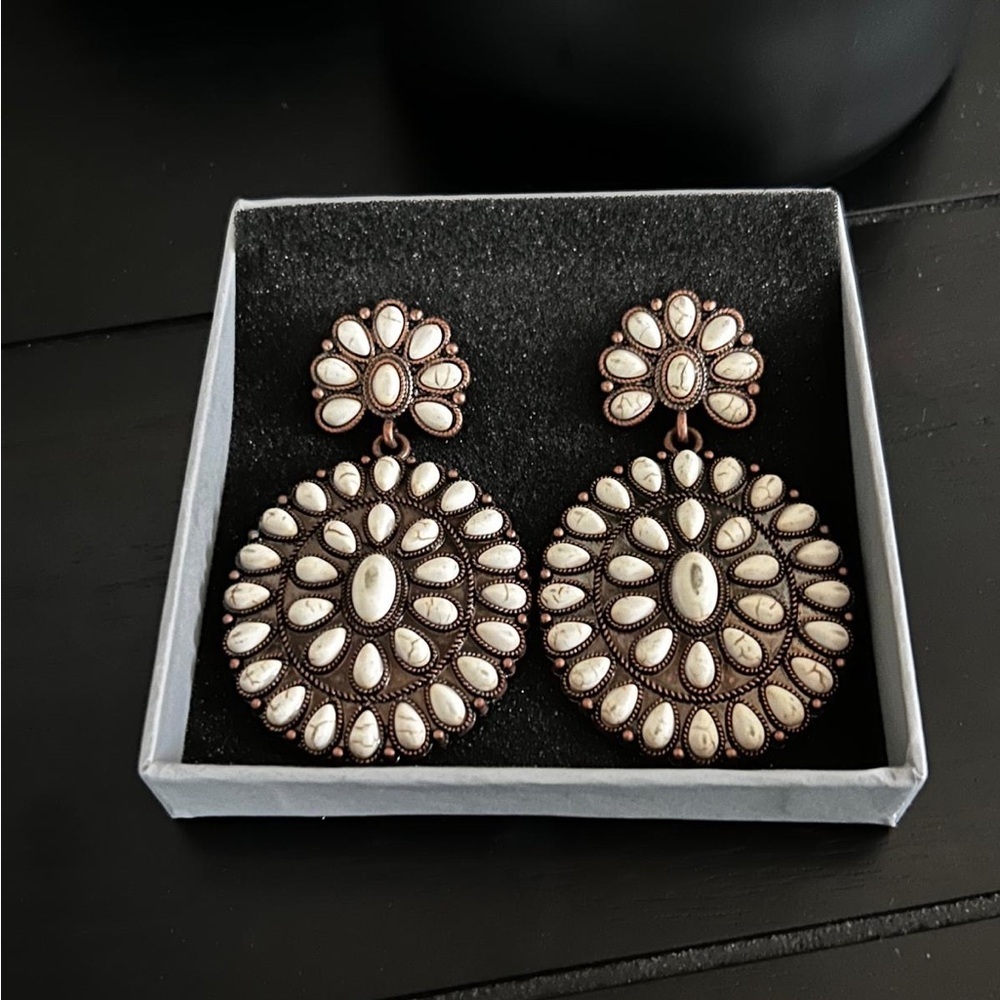 Elegant Cream and Gold Earrings